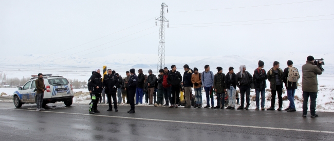 İnsan kaçakçılarının elinden kaçan göçmenler polise sığındı